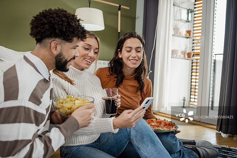 年轻的朋友们在浏览线上内容图片素材