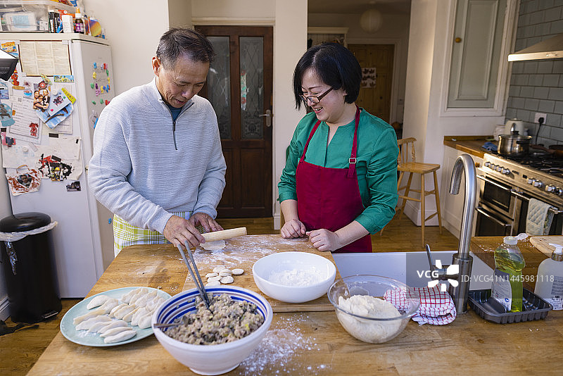 擀面皮做饺子图片素材