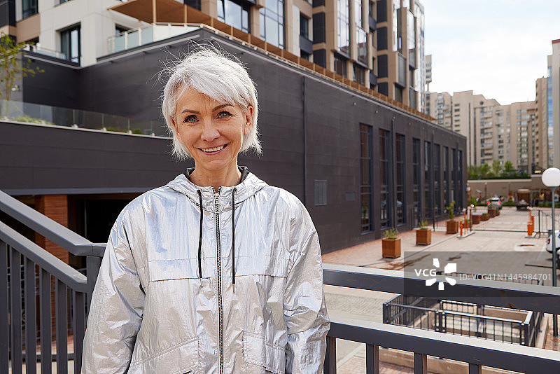 在户外看着镜头的年长女性图片素材