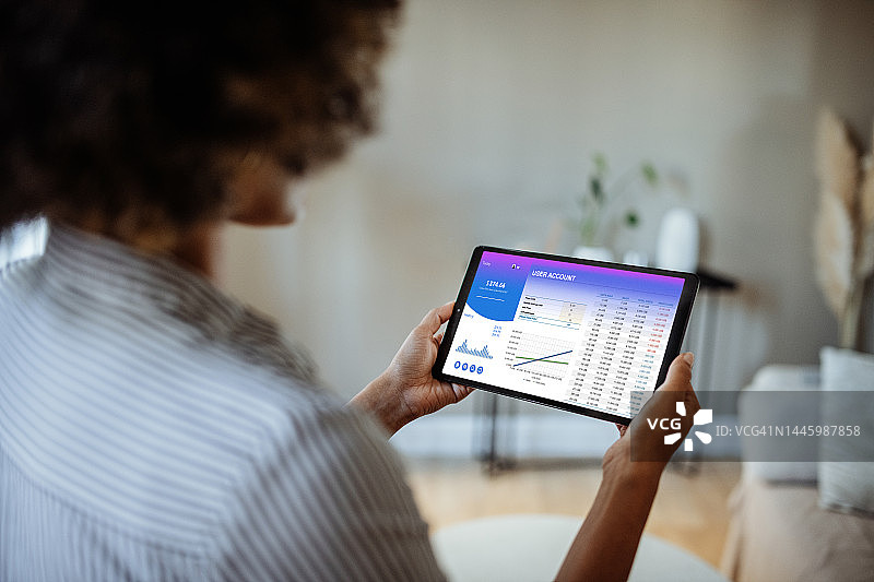 非洲女商人使用平板电脑进行商务、金融和网上银行业务图片素材
