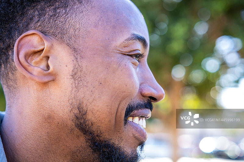 背景光线充足的年轻男子环境人像图片素材