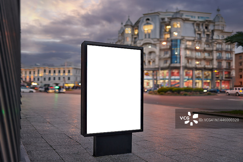 夜晚城市街道人行道上的空白城市灯箱banner样机图片素材