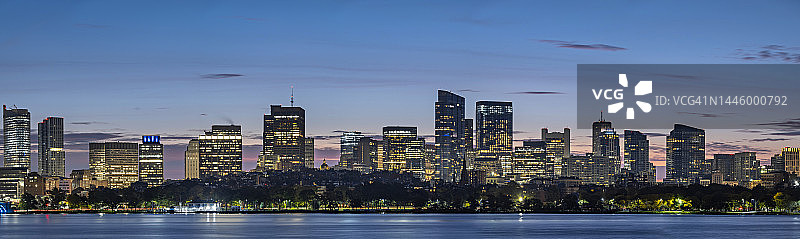 美国马萨诸塞州灯塔山和后湾波士顿城市天际线与查尔斯河日落全景图片素材