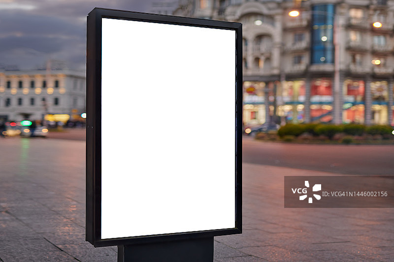夜晚城市街道人行道上的空白城市灯箱banner样机图片素材