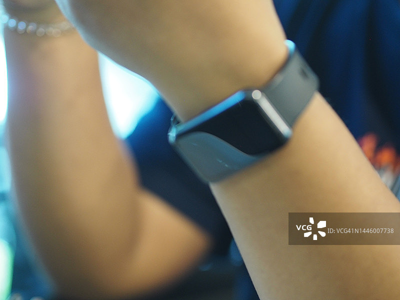 女人手上佩戴的智能手表图片素材