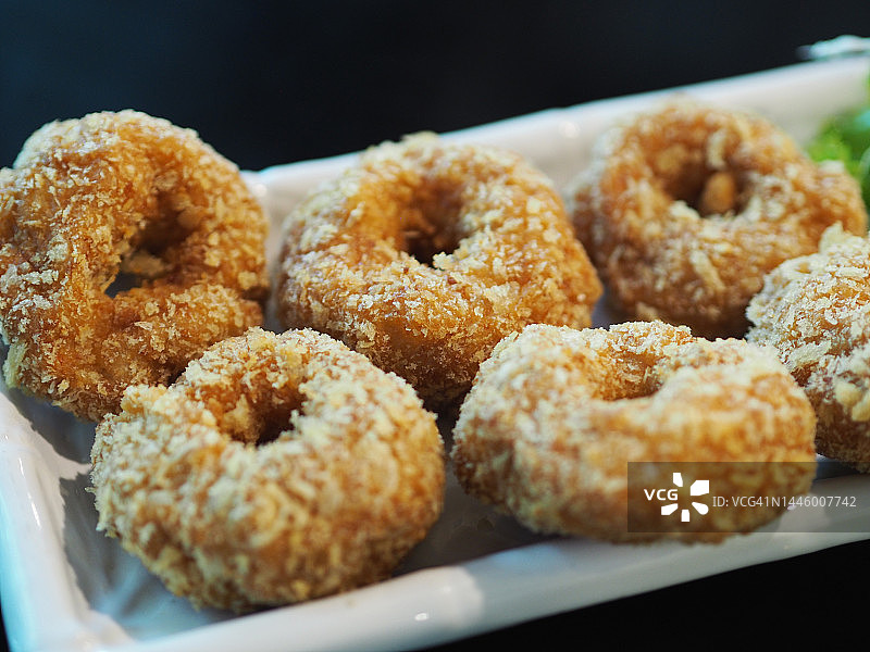 虾饼，油炸虾酱球，配辣椒酱图片素材