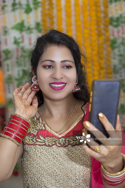 在排灯节通过视频通话聊天的年轻印度女人图片素材