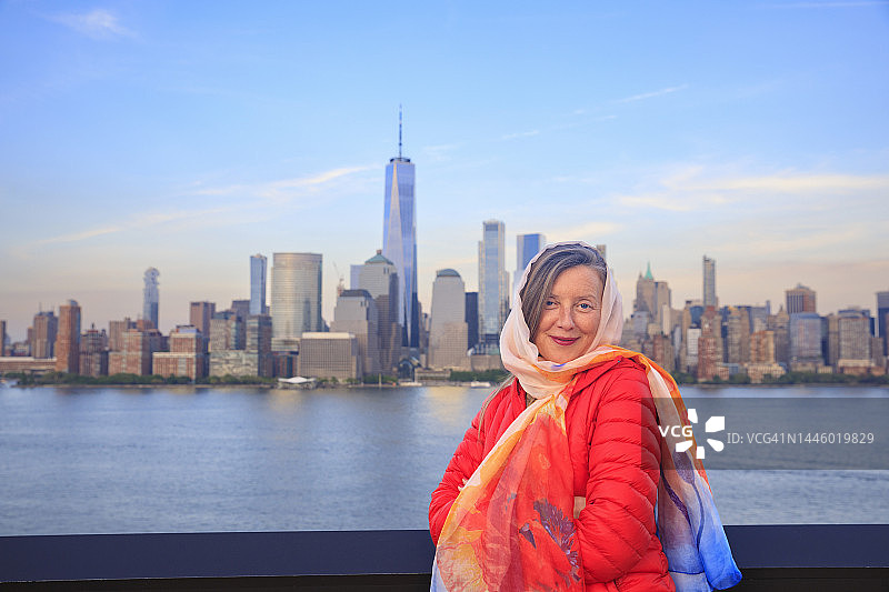 在纽约市曼哈顿下城全景中享受的美丽活跃的金发女子图片素材