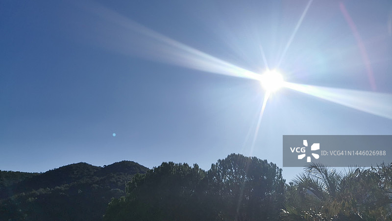 晴空下的阳光图片素材