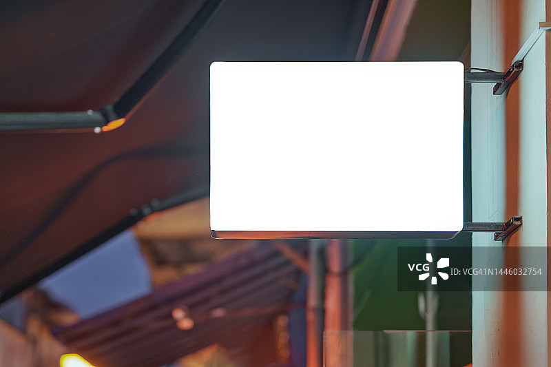 白色店铺招牌灯箱样机（夜景模糊背景）图片素材