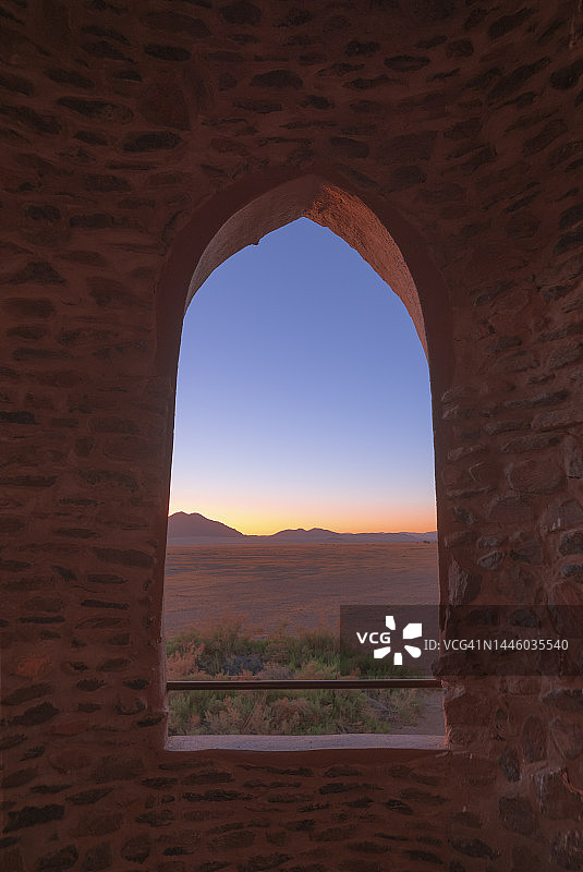 沙漠中的酒店房间窗户图片素材