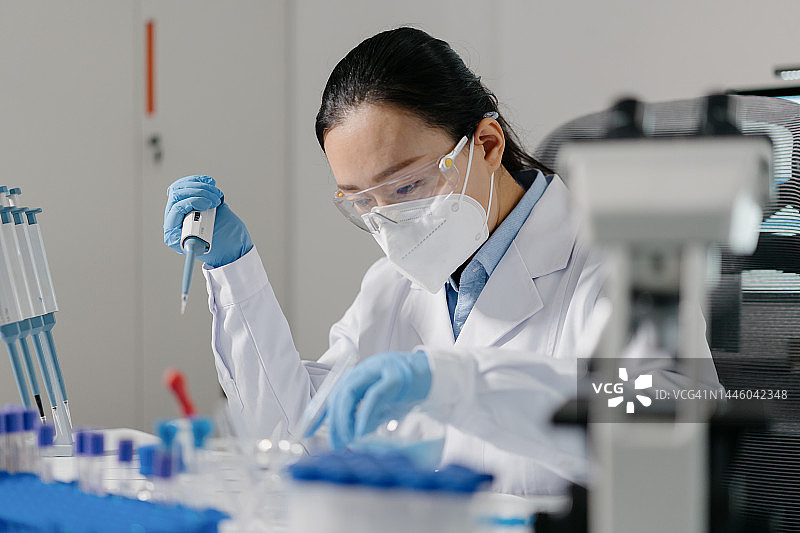 科学家在实验室向离心管中添加试剂图片素材