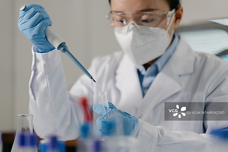 科学家在实验室向离心管中添加试剂图片素材