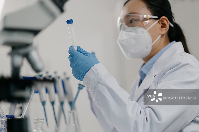 科学家在实验室向离心管中添加试剂图片素材