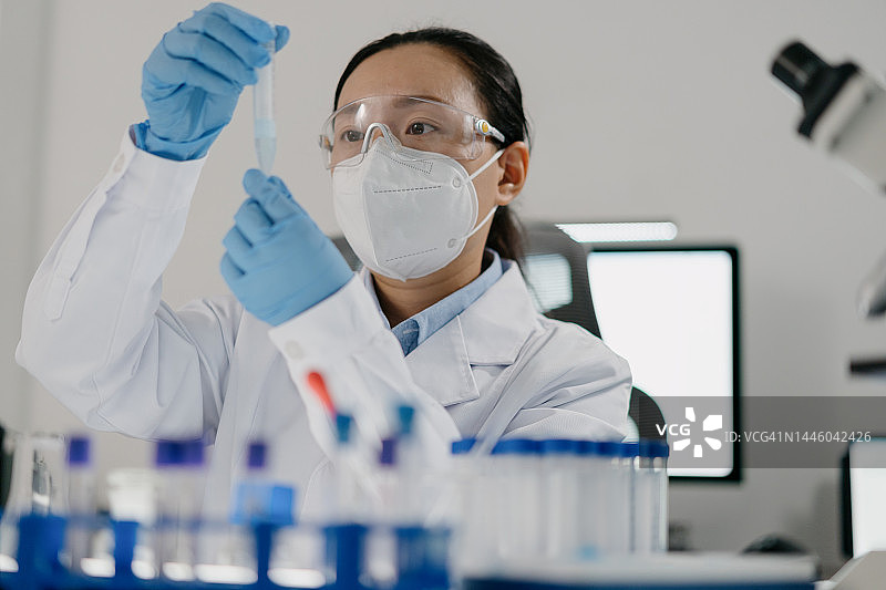 科学家在实验室向离心管中添加试剂图片素材