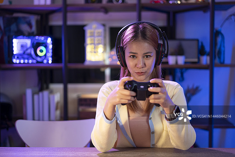 年轻女人玩电脑游戏图片素材