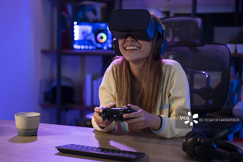 虚拟现实游戏与元宇宙概念：女性在家玩VR游戏图片素材