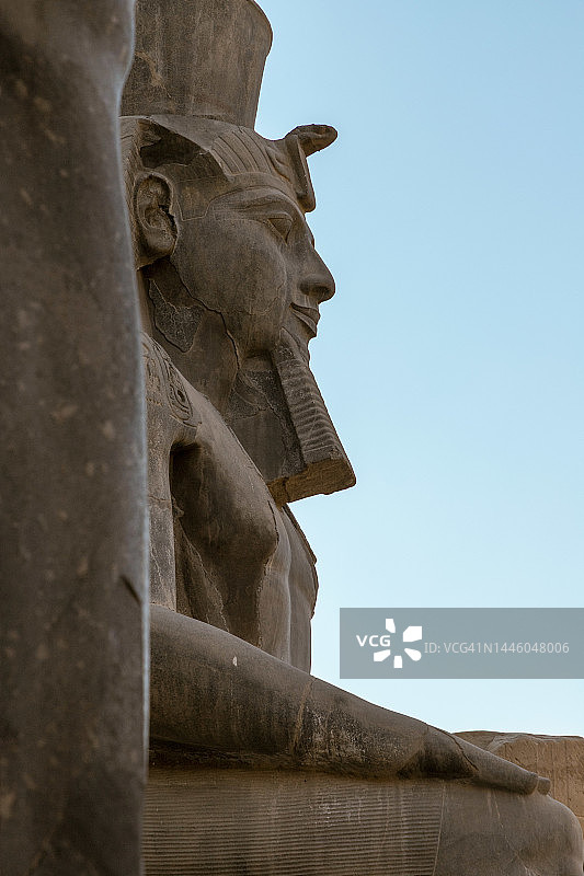 埃及卢克索神庙的拉美西斯二世巨像图片素材