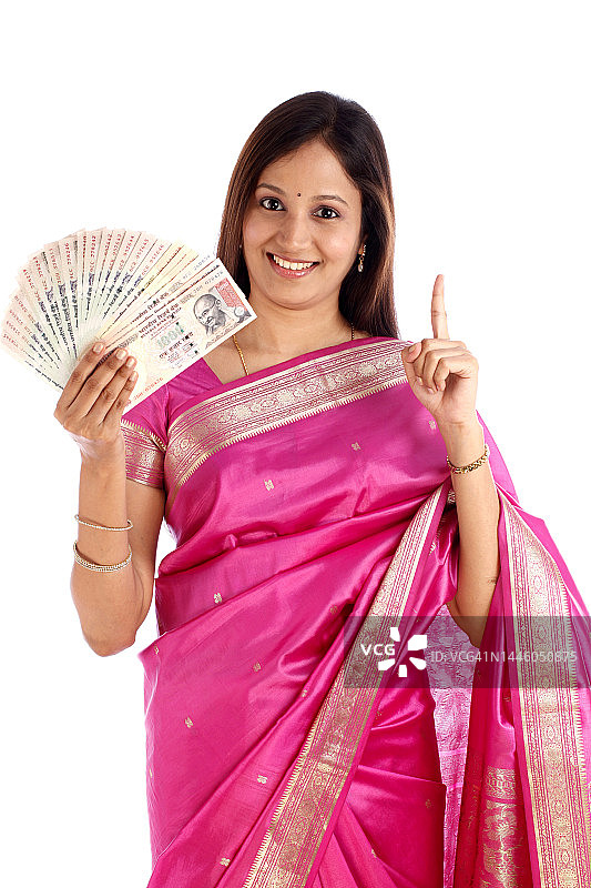 手持印度货币的年轻传统服饰女子图片素材