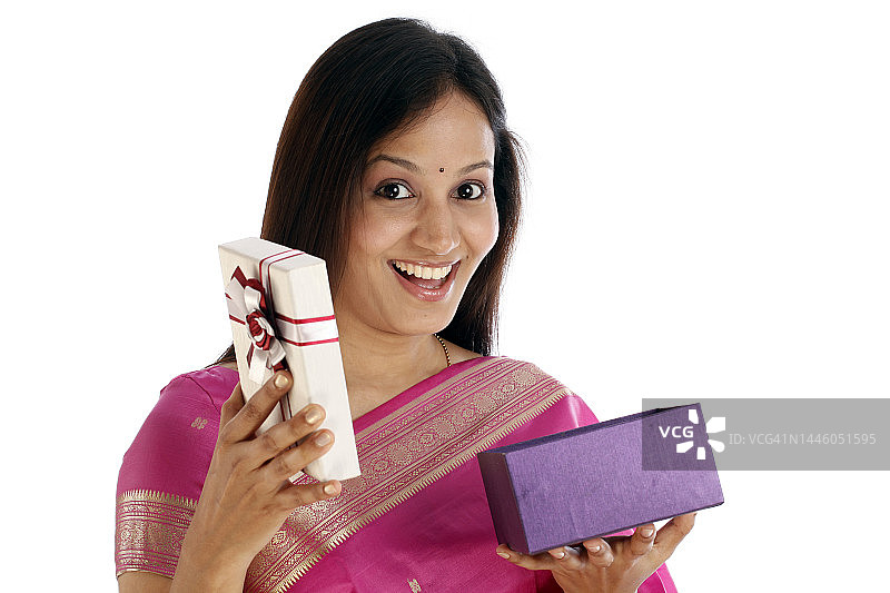 快乐的年轻印度传统女性拿着礼品盒图片素材