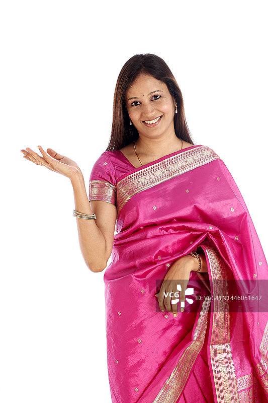 兴奋的年轻印度传统服饰女人，白色背景图片素材