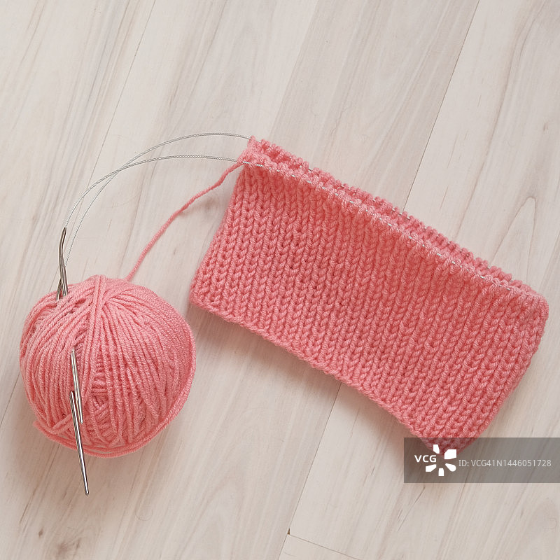 精美毛线球和针织针构图图片素材