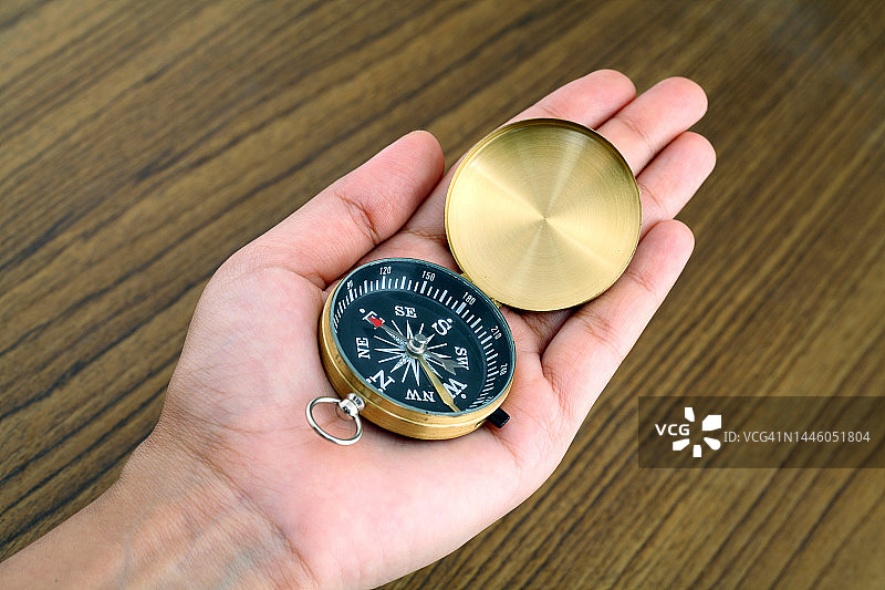 手持方向罗盘图片素材