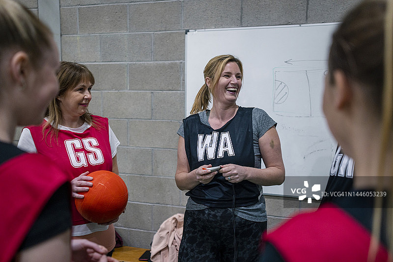 快乐的女子篮球队教练图片素材