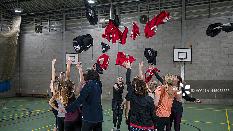获胜的女子篮球队图片素材