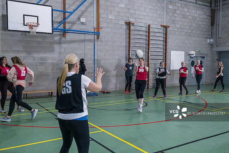 练习无板篮球训练的活力老年人图片素材