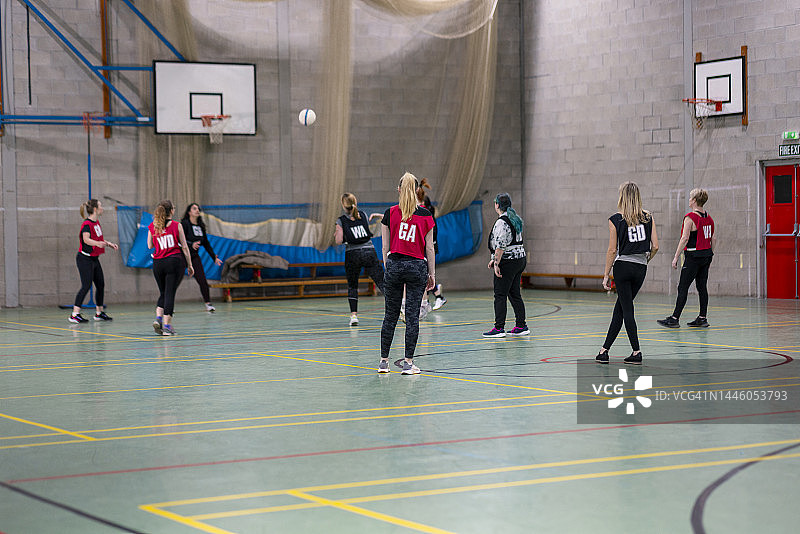 一群正在打无挡板篮球的女人图片素材