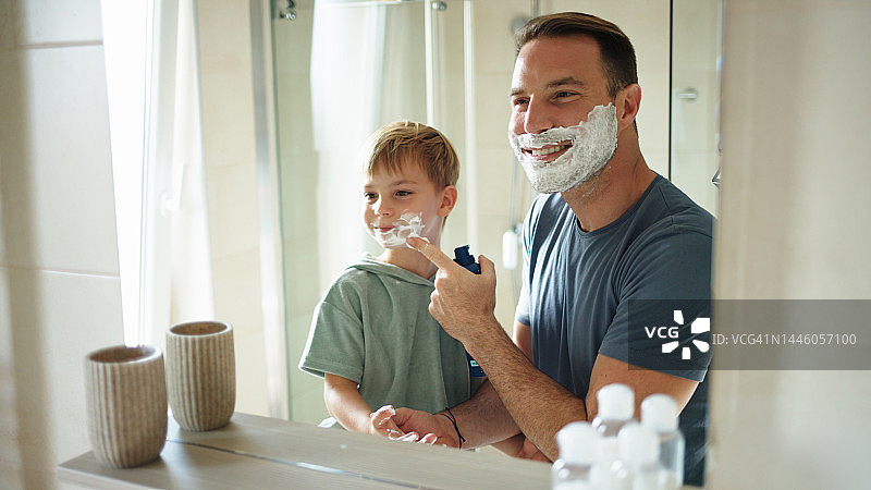 父亲教儿子刮胡子图片素材