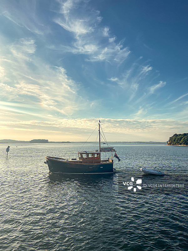黄昏时分巡航的小型豪华摩托艇图片素材