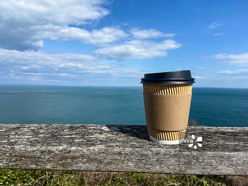 沿海风景一次性纸咖啡杯图片素材