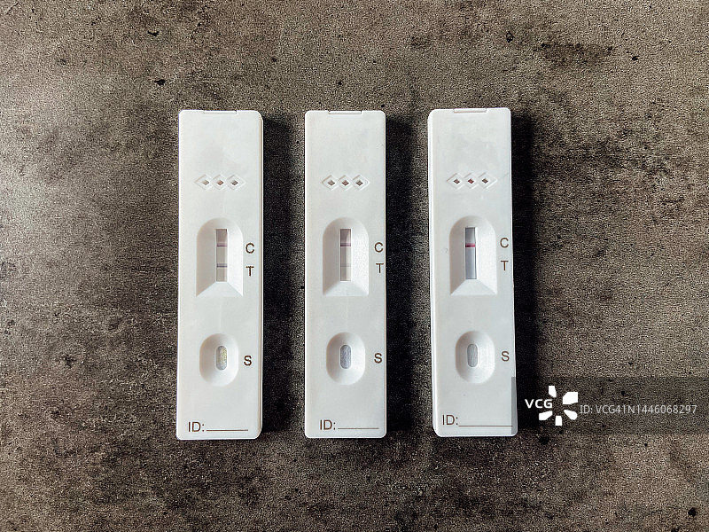 显示不同结果的COVID-19横向流动测试盒图片素材