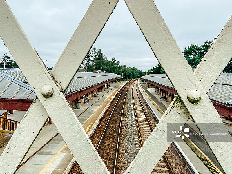 透过花纹栏杆看乡村火车站站台——苏格兰鹰阁图片素材