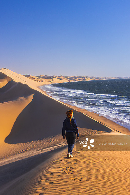 女人在纳米比亚欣赏风景图片素材