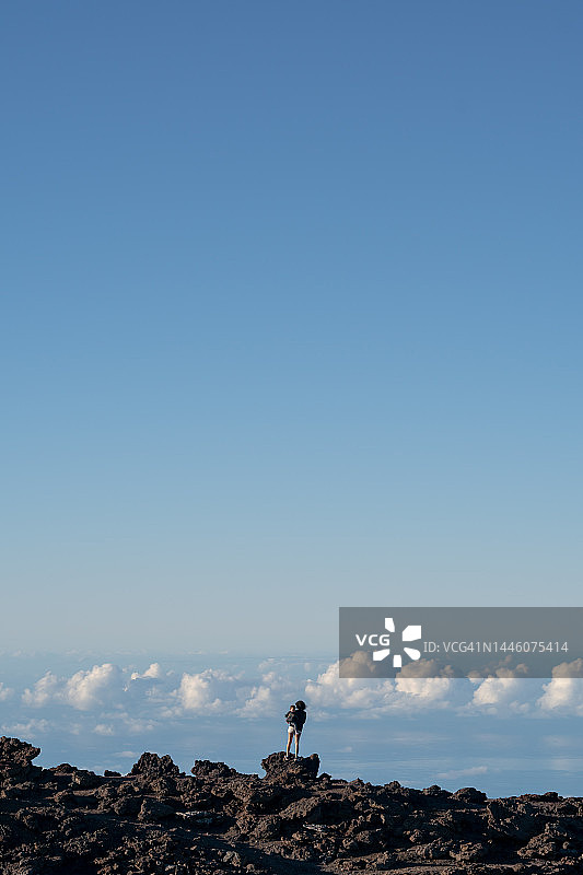 妈妈抱着幼儿站在山顶上图片素材