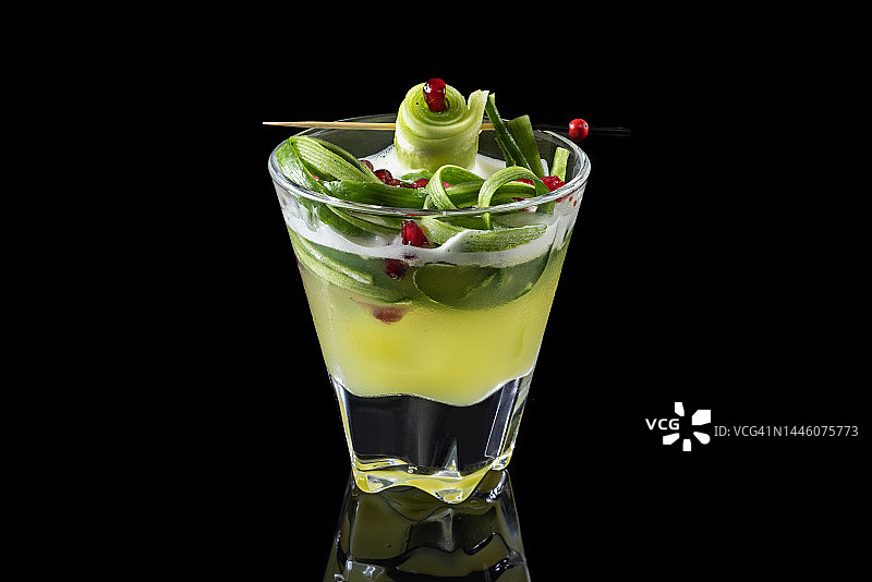 含黄瓜的新鲜鸡尾酒图片素材