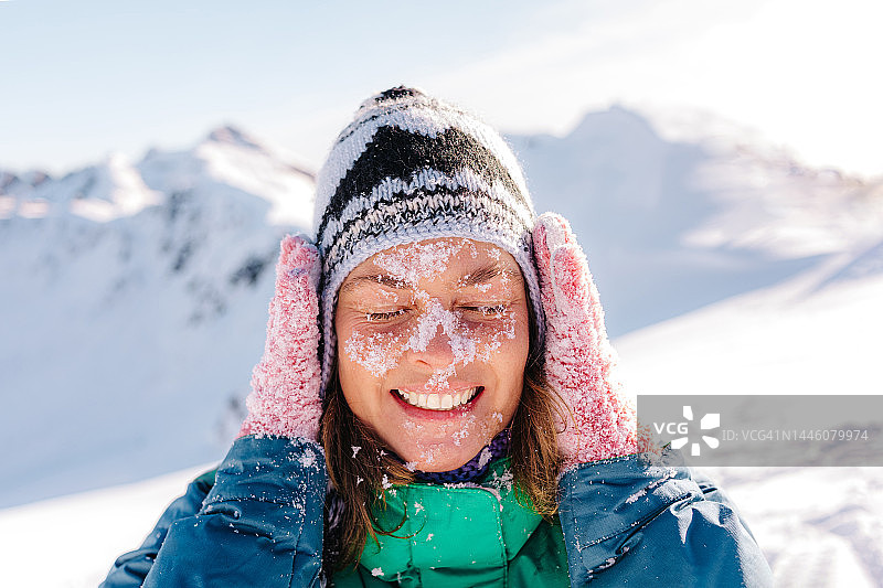 在山里玩雪的快乐女人图片素材