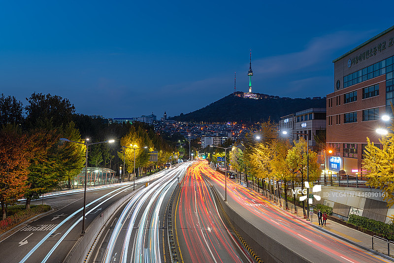 韩国首尔黄昏时分的首尔塔景色和城市交通图片素材