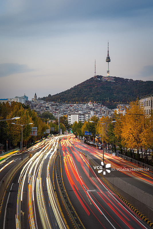 韩国首尔黄昏时分的首尔塔景色和城市交通图片素材