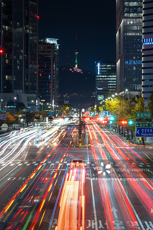 韩国首尔N首尔塔夜景与车流图片素材