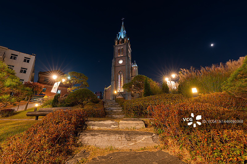 韩国首尔市黄昏时分的明洞天主教堂图片素材