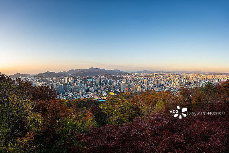 秋季南山公园的首尔城市天际线景观图片素材
