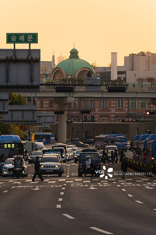 首尔城市道路景观及首尔站背景图片素材