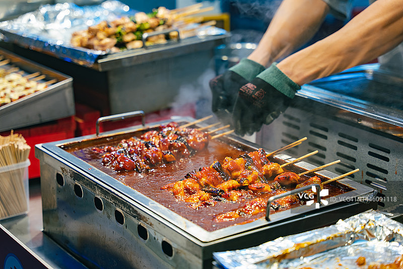市场街头的韩式烤鸡肉串图片素材