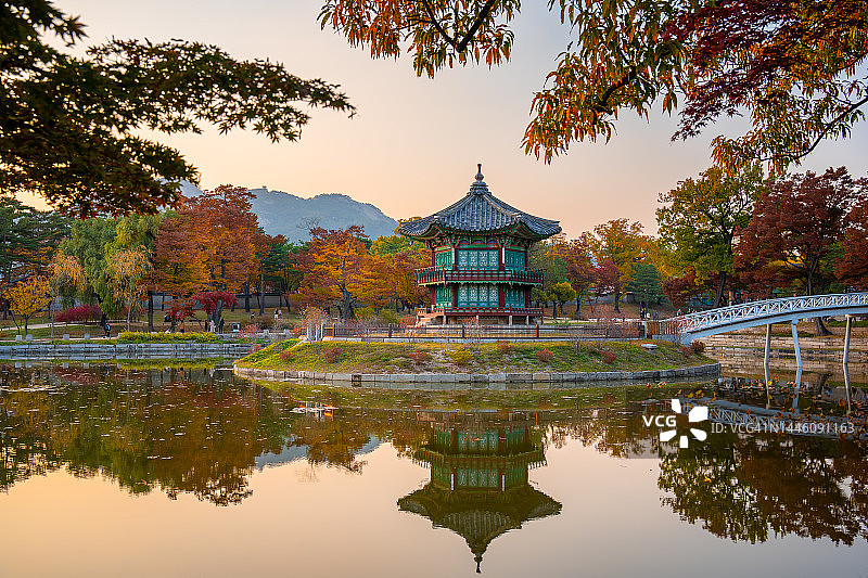 韩国首尔秋季的景福宫图片素材