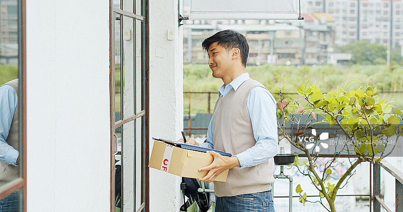 中国台湾工作场所的包裹派送图片素材