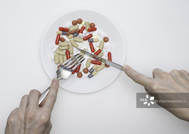 餐盘上的各种药丸和胶囊图片素材